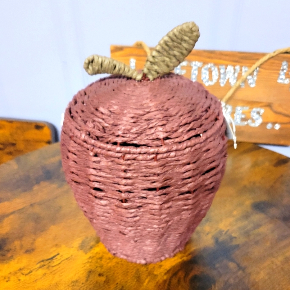 Woven rattan Apple-Shaped Basket w/lid-red/green